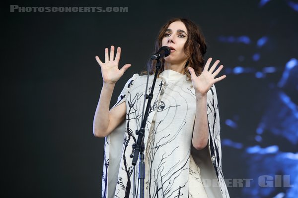 PJ HARVEY - 2024-08-25 - SAINT CLOUD - Domaine National - Grande Scene - Polly Jean Harvey